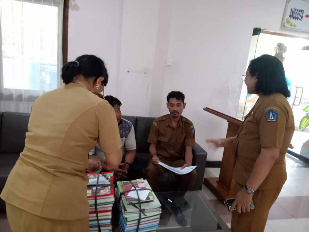 Giat hari ini penyerahan buku silang layan kepada pengelola Perpustakaan Desa